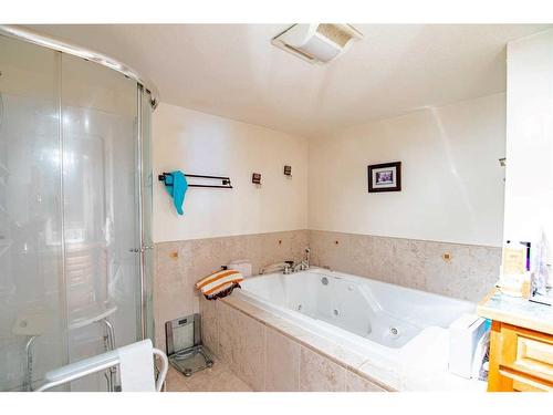 125 Chappel Drive, Red Deer, AB - Indoor Photo Showing Bathroom