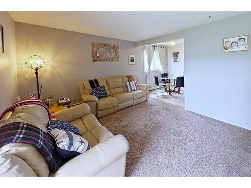 58-11245 31 Avenue Nw, Edmonton, AB - Indoor Photo Showing Living Room