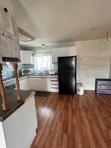 4532 51 Avenue, Hardisty, AB - Indoor Photo Showing Kitchen