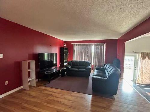 4532 51 Avenue, Hardisty, AB - Indoor Photo Showing Living Room