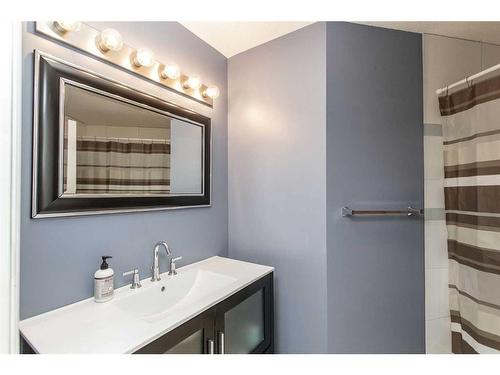 19 Jones Crescent, Red Deer, AB - Indoor Photo Showing Bathroom