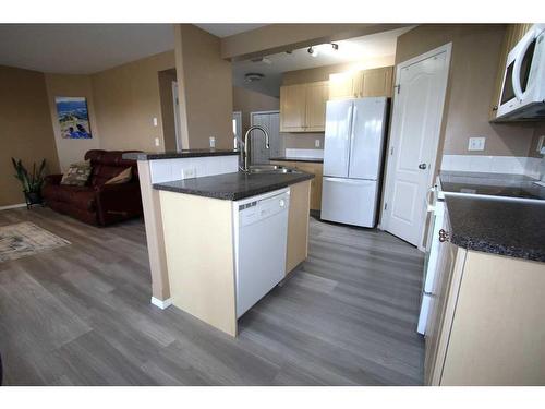 32 Arnold Close, Red Deer, AB - Indoor Photo Showing Kitchen
