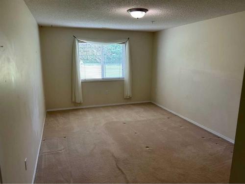 122-18 Averill Street, Red Deer, AB - Indoor Photo Showing Other Room