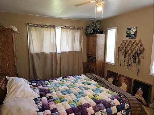 42057 Township Road 440, Rural Ponoka County, AB - Indoor Photo Showing Bedroom