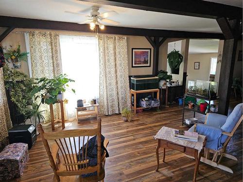 42057 Township Road 440, Rural Ponoka County, AB - Indoor Photo Showing Living Room