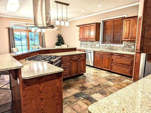 1865 Barton Drive Sw, Slave Lake, AB - Indoor Photo Showing Kitchen