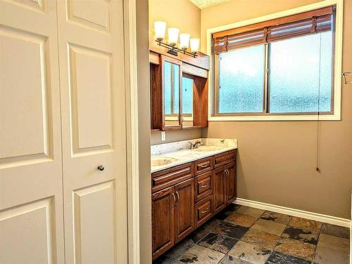 1865 Barton Drive Sw, Slave Lake, AB - Indoor Photo Showing Bathroom