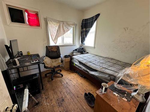 5002 56 Avenue, Ponoka, AB - Indoor Photo Showing Bedroom