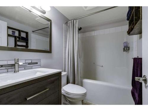 11 Glenbrook Place, Cochrane, AB - Indoor Photo Showing Bathroom