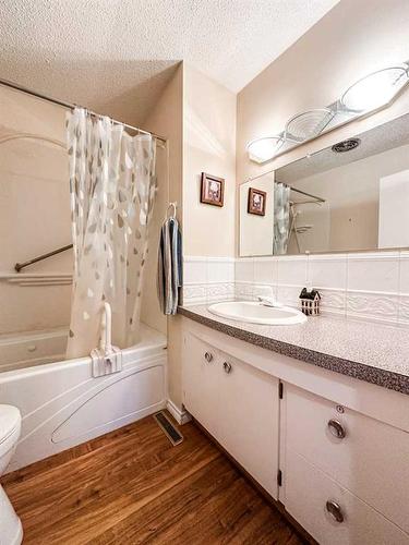 5011 72 Street, Stettler, AB - Indoor Photo Showing Bathroom