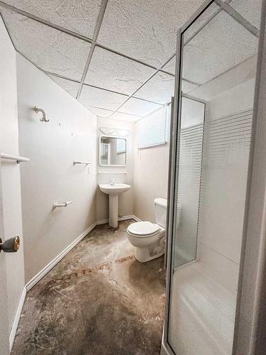 5011 72 Street, Stettler, AB - Indoor Photo Showing Bathroom