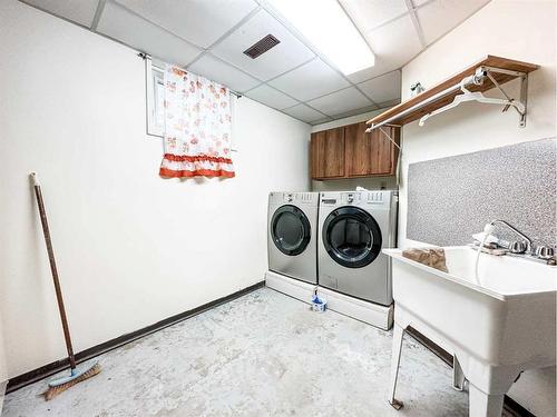 5011 72 Street, Stettler, AB - Indoor Photo Showing Laundry Room