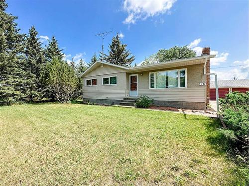 5011 72 Street, Stettler, AB - Outdoor