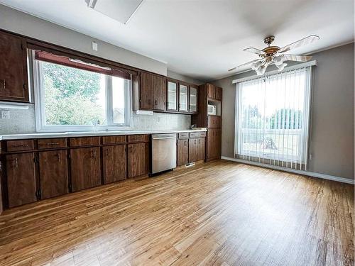 5011 72 Street, Stettler, AB - Indoor Photo Showing Kitchen