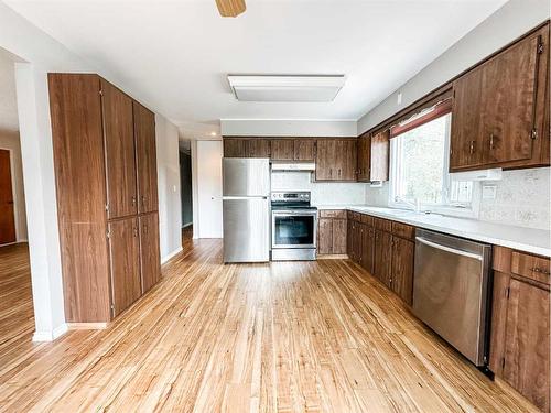 5011 72 Street, Stettler, AB - Indoor Photo Showing Kitchen