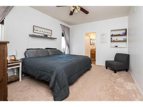 195 Lindsay Avenue, Red Deer, AB - Indoor Photo Showing Bedroom