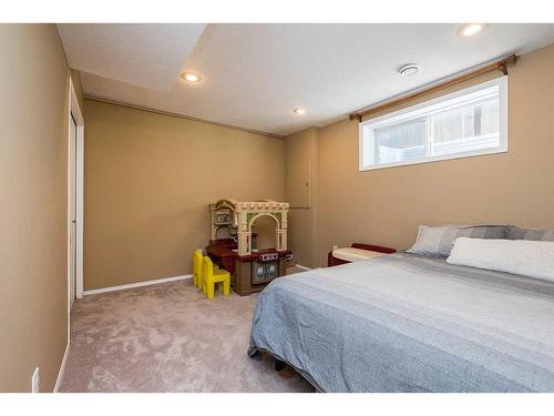 195 Lindsay Avenue, Red Deer, AB - Indoor Photo Showing Bedroom