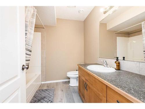 195 Lindsay Avenue, Red Deer, AB - Indoor Photo Showing Bathroom