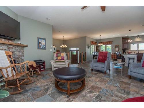 40511 Range Road 273, Rural Lacombe County, AB - Indoor Photo Showing Living Room