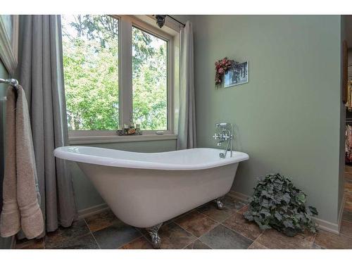 40511 Range Road 273, Rural Lacombe County, AB - Indoor Photo Showing Bathroom