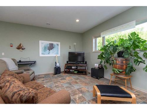 40511 Range Road 273, Rural Lacombe County, AB - Indoor Photo Showing Living Room