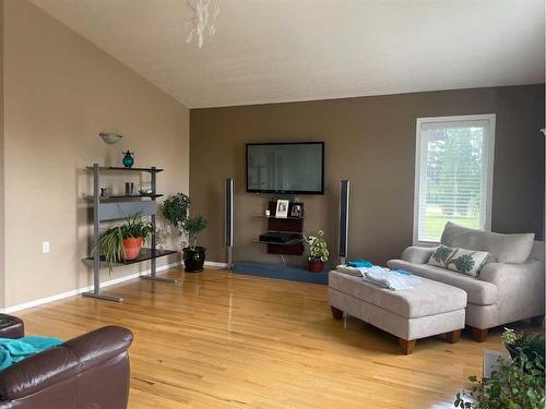 5112 52 Avenue, Consort, AB - Indoor Photo Showing Living Room