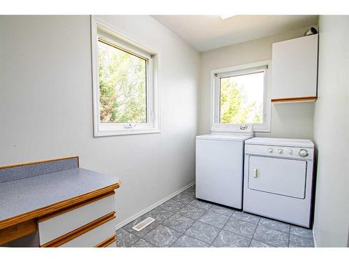 274030 Highway 53, Rural Ponoka County, AB - Indoor Photo Showing Laundry Room