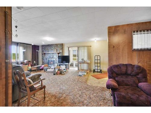 35180 Highway 21, Rural Red Deer County, AB - Indoor Photo Showing Living Room