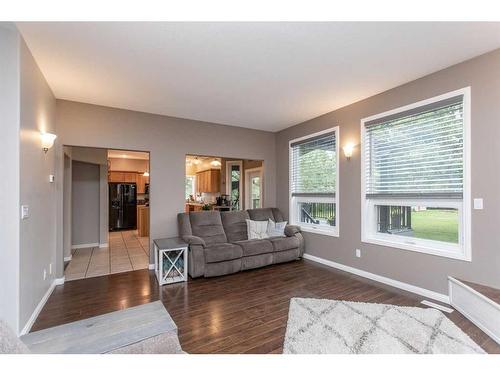 12 Cyrene Crescent, Gull Lake, AB - Indoor Photo Showing Living Room