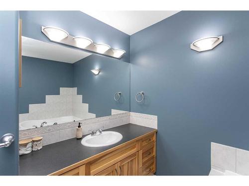 12 Cyrene Crescent, Gull Lake, AB - Indoor Photo Showing Bathroom