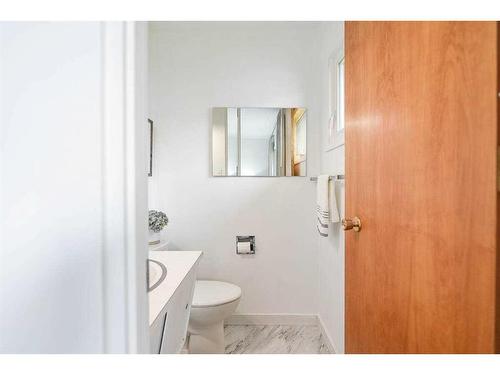 2502 8A Avenue North, Lethbridge, AB - Indoor Photo Showing Bathroom