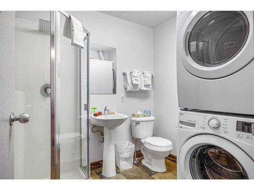 313-1151 Sidney Street, Canmore, AB - Indoor Photo Showing Laundry Room