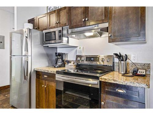 313-1151 Sidney Street, Canmore, AB - Indoor Photo Showing Kitchen