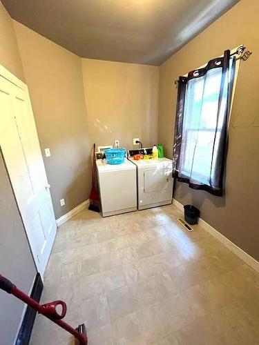 5028 51 Street, Hardisty, AB - Indoor Photo Showing Laundry Room