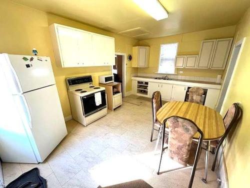 5028 51 Street, Hardisty, AB - Indoor Photo Showing Kitchen