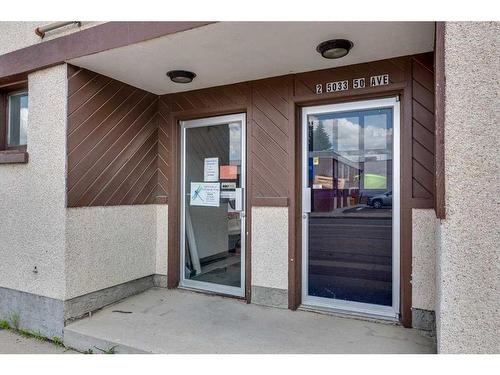 5033 50 Avenue, Ponoka, AB 