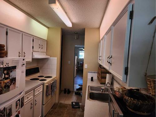 206-5812 61 Street, Red Deer, AB - Indoor Photo Showing Kitchen