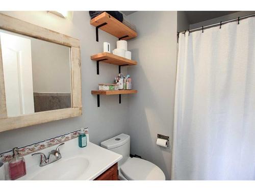 16 Halman Crescent, Red Deer, AB - Indoor Photo Showing Bathroom