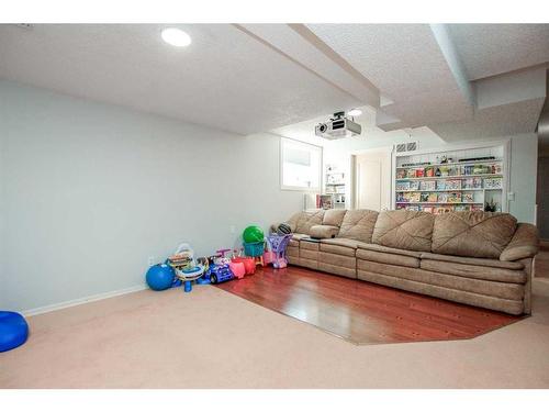 16 Halman Crescent, Red Deer, AB - Indoor Photo Showing Living Room