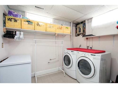 16 Halman Crescent, Red Deer, AB - Indoor Photo Showing Laundry Room