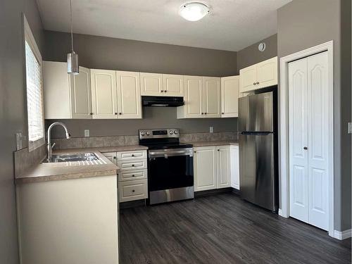 1-5011 55 Avenue, Ponoka, AB - Indoor Photo Showing Kitchen With Double Sink