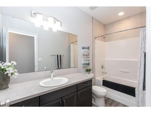 2 Traynor Close, Red Deer, AB - Indoor Photo Showing Bathroom