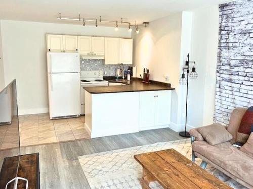 110-11025 Jasper Avenue, Edmonton, AB - Indoor Photo Showing Kitchen