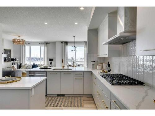 871 Alpine Drive Sw, Calgary, AB - Indoor Photo Showing Kitchen With Upgraded Kitchen