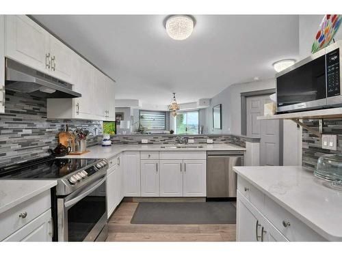 L01-6118 53 Avenue, Red Deer, AB - Indoor Photo Showing Kitchen With Upgraded Kitchen