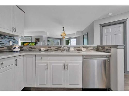 L01-6118 53 Avenue, Red Deer, AB - Indoor Photo Showing Kitchen