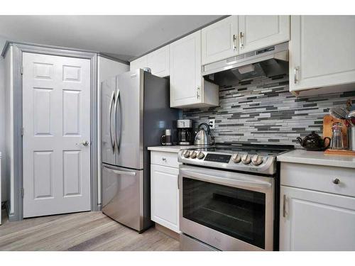 L01-6118 53 Avenue, Red Deer, AB - Indoor Photo Showing Kitchen