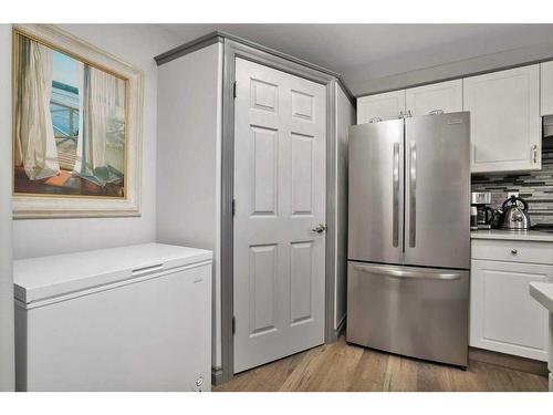 L01-6118 53 Avenue, Red Deer, AB - Indoor Photo Showing Kitchen