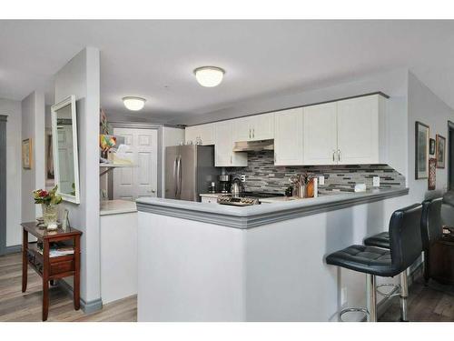 L01-6118 53 Avenue, Red Deer, AB - Indoor Photo Showing Kitchen