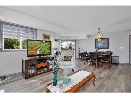 L01-6118 53 Avenue, Red Deer, AB - Indoor Photo Showing Living Room